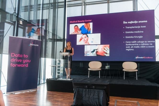 Dr Marija Balkovic drzi predavanje o Medical Beauty Center klinici